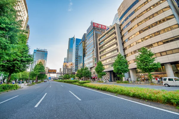 Tokyo Japan Maj 2016 Nowoczesne Kolorowe Budynki Shinjuku Słoneczny Wiosenny — Zdjęcie stockowe