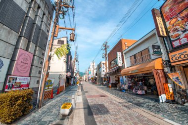 NARA, JAPONYA - 31 Mayıs 2016: Güzel bir bahar gününde turist dükkanları olan şehir sokakları.
