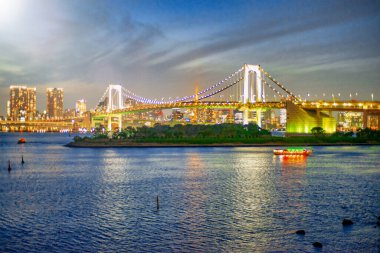 Odaiba, Tokyo 'daki Gökkuşağı Köprüsü' nün gece manzarası.