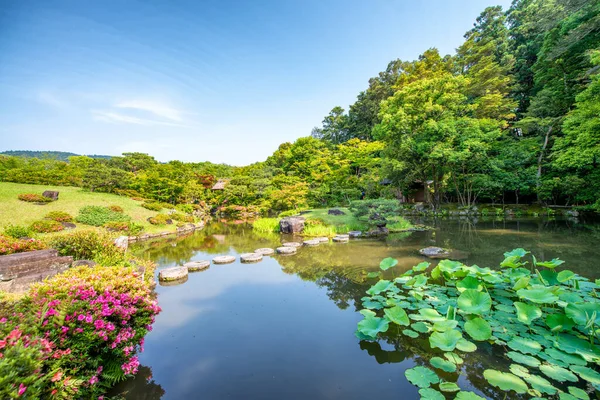 奈良の吉見山庭園は日本の茶店のある日本庭園の代表的な観光スポットです — ストック写真