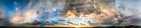 Increíble Vista Aérea Panorámica Del Cielo Atardecer Hermosas Nubes Colores —  Fotos de Stock