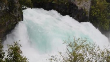 Huka Şelaleleri, Yeni Zelanda Kuzey Adası 'nın inanılmaz şelaleleri. Yavaş çekim