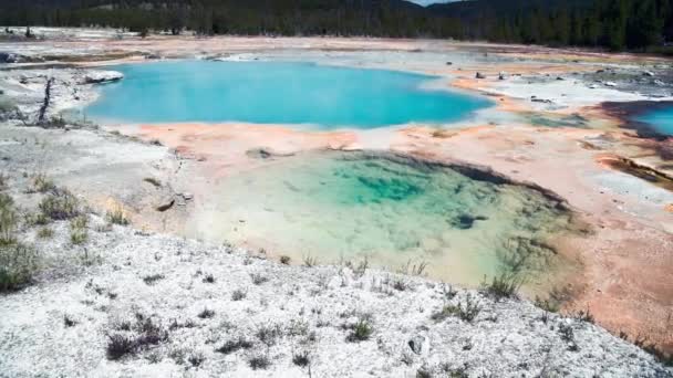 Hot blue pool v Yellowstone National Park, Wyoming, USA — Stock video