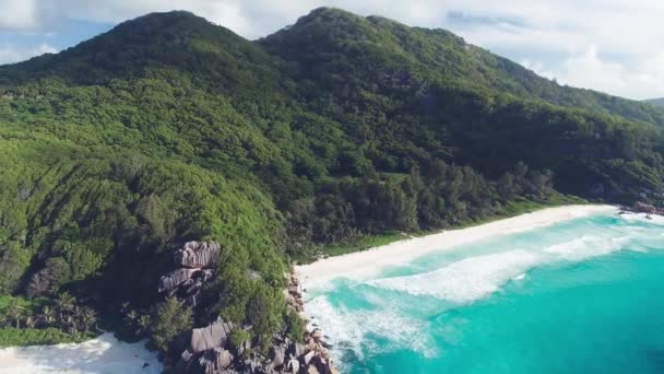 Niesamowity widok z lotu ptaka na wyspę La Digue na Seszelach. Ocean i las — Wideo stockowe