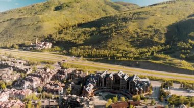 Vail otellerinin ve şehir evlerinin havadan görünüşü, Colorado, ABD
