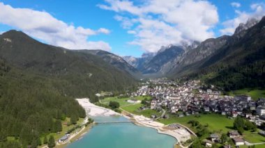 Yaz mevsiminde Auronzo Gölü ve Kasabası 'nın havadan görünüşü İtalyan dolomitleri.