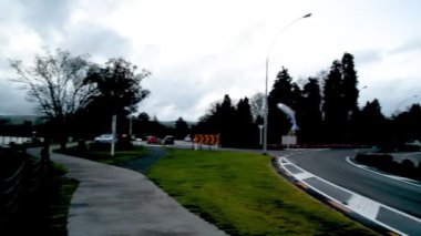 TAUPO, NEW ZEALAND - Eylül 2018: Göl boyunca şehir trafiğini gece görüşü