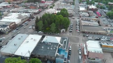 JACKSON HOLE, WY - HAZİRAN 2019: güzel şehir ve kırsal manzaranın hava görüntüsü alacakaranlıkta