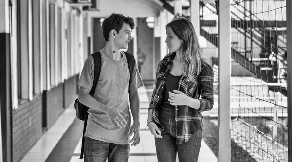 Två Kaukasiska Tonårsvänner Återvänder Gärna Till Skolan Och Talar Korridoren — Stockfoto