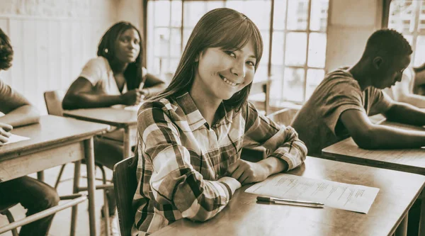 Multi Etnic Adolescent Clasă Școală Luare Testului — Fotografie, imagine de stoc