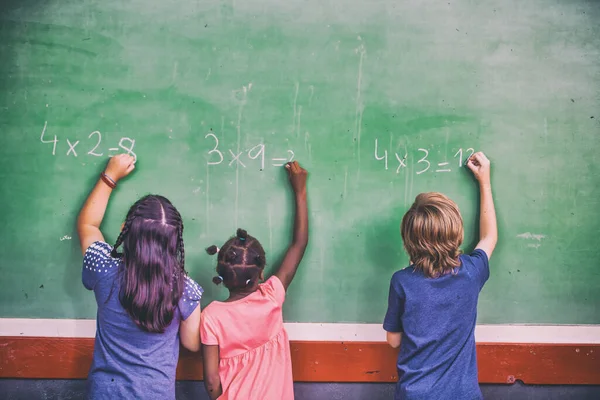 Tres Alumnos Escuelas Multiétnicas Pizarra Del Aula Vista Trasera Regreso — Foto de Stock