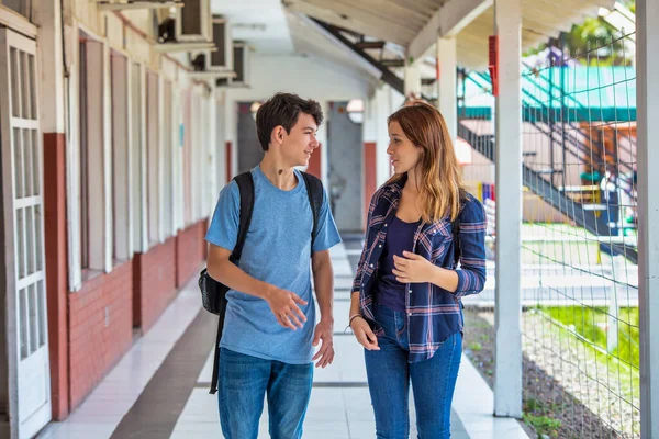 Två Kaukasiska Tonårsvänner Återvänder Gärna Till Skolan Och Talar Korridoren — Stockfoto