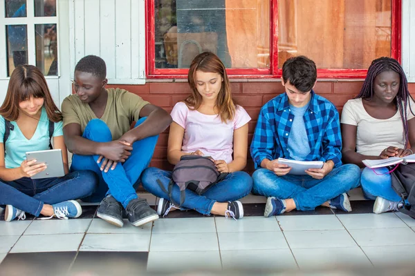 Щаслива Група Підлітків Змішаних Рас Розмовляють Шкільному Коридору Повернутися Концепції — стокове фото