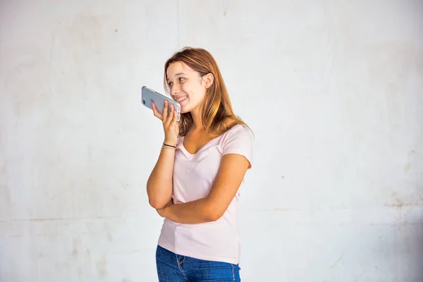 Menina Adolescente Caucasiana Feliz Falando Telefone Isolado Fundo Branco — Fotografia de Stock
