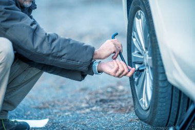 Yolda lastik değiştiren bir adam..
