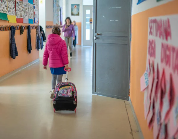 Mladá Dívka Vrací Školy Pohled Zezadu — Stock fotografie