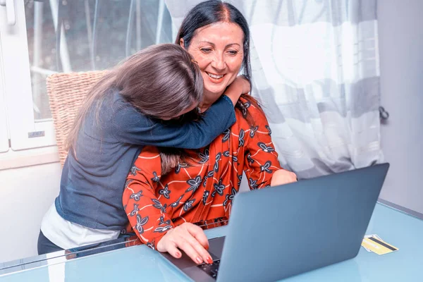 Glückliches Junges Mädchen Mit Ihrer Mutter Beim Online Shopping Und — Stockfoto