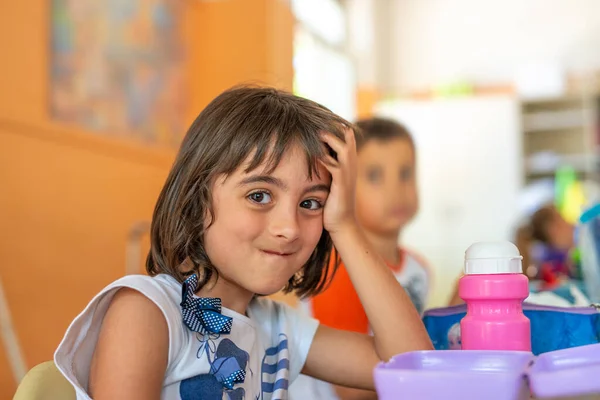 Junges Mädchen Ersten Tag Der Grundschule Klassenzimmer — Stockfoto