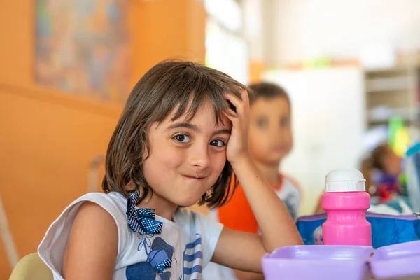 Giovane Ragazza Nel Suo Primo Giorno Scuola Elementare Classe — Foto Stock