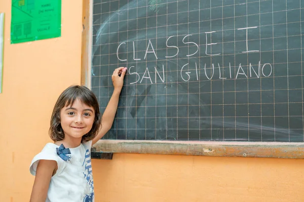 Jovem Seu Primeiro Dia Escola Primária Sala Aula Escrevendo Quadro — Fotografia de Stock