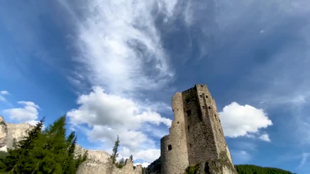 Prachtig uitzicht op kasteel Andraz in de Italiaanse Alpen — Stockvideo