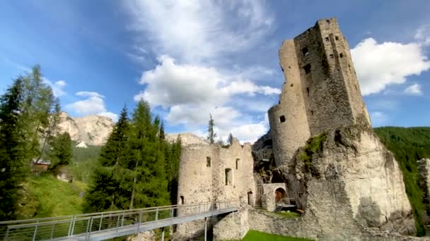 Prachtig uitzicht op kasteel Andraz in de Italiaanse Alpen — Stockvideo