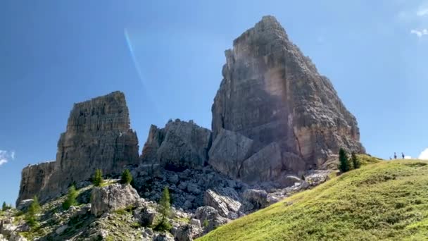 Increíble paisaje de montaña de Cinque Torri, Alpes italianos — Vídeos de Stock