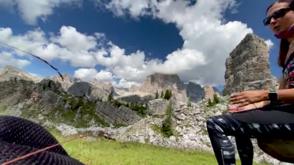 Time Lapse of clouds moving in the Dolomite Mountains, Italy (en inglés). Mujer mirando el paisaje — Vídeos de Stock