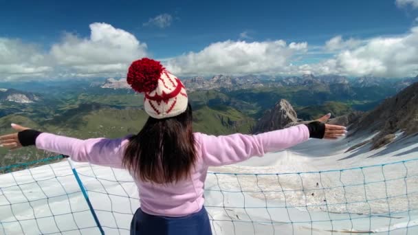 Жінка обіймає чудовий гірський пейзаж — стокове відео