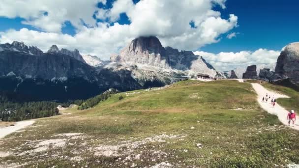 Cinque Torri, İtalyan Alpleri. Beş kulenin dağ zirvesi — Stok video