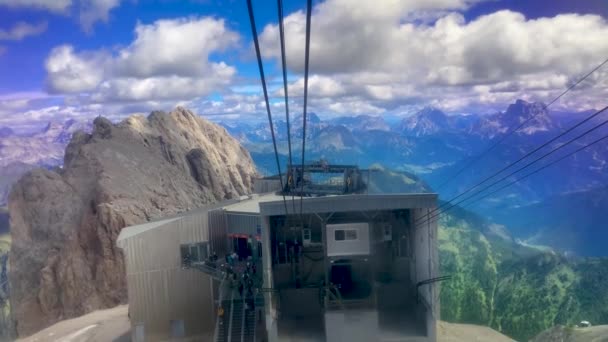 Slow motion of Marmolada Cable Car view in summer season, Ιταλική alps — Αρχείο Βίντεο