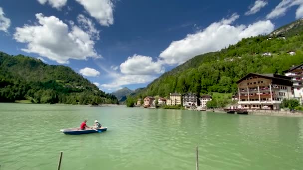 ALLEGHE, ITALIA - AGOSTO 2020: Barca sul bellissimo lago nella stagione estiva — Video Stock