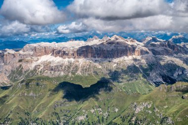 İtalya 'da Marmolada Dağı' nın zirvesinden mavi gökyüzüne karşı dağ manzarası.
