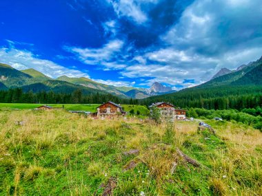 Yaz mevsiminde güzel İtalyan Alpleri Dolomite manzarası.