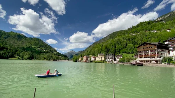 Alleghe Italy August 2020 Boat Beautiful Lake Summer Season — Stock Photo, Image