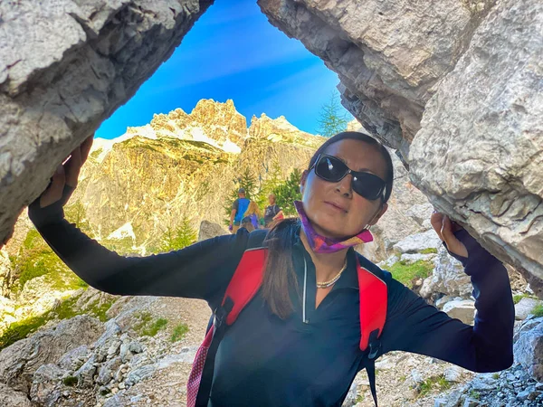 Mulher Feliz Durante Uma Excursão Montanha — Fotografia de Stock