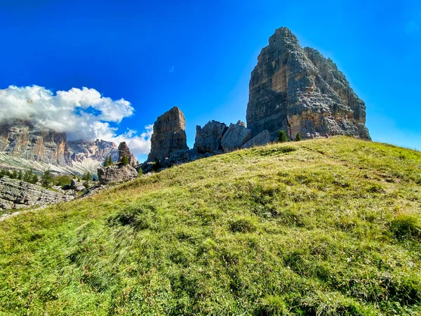 Cinco Torres Alpes Italianos Cinque Torri Paisaje Temporada Verano Montañas —  Fotos de Stock