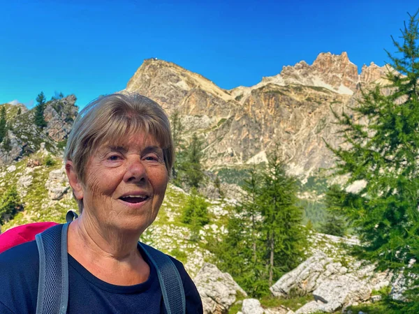 Donna Anziana Felice Durante Escursione Montagna — Foto Stock