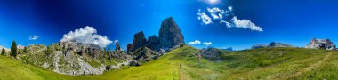 Beş kule, İtalyan Alpleri. Yaz mevsiminde Cinque Torri manzarası, Dolomite Dağları.
