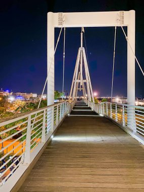 RIMINI, İtalya - 26 AĞUSTOS 2020: Şehir limanı ve köprüsünün gece manzarası.