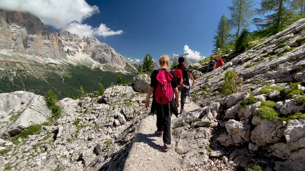Familie Tijdens Een Excursie Italiaanse Alpen — Stockfoto