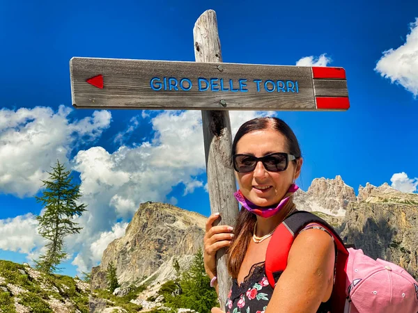 Mujer Feliz Comenzando Una Excursión Montaña Verano — Foto de Stock