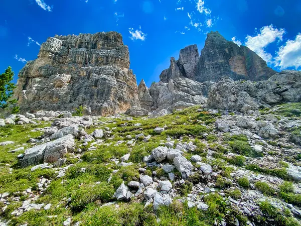 Viisi Tornia Italian Alpit Cinque Torri Maisema Kesäkaudella Dolomiittivuoret — kuvapankkivalokuva