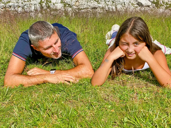 Man Met Zijn Dochter Gelukkig Tijdens Een Berg Excursie — Stockfoto