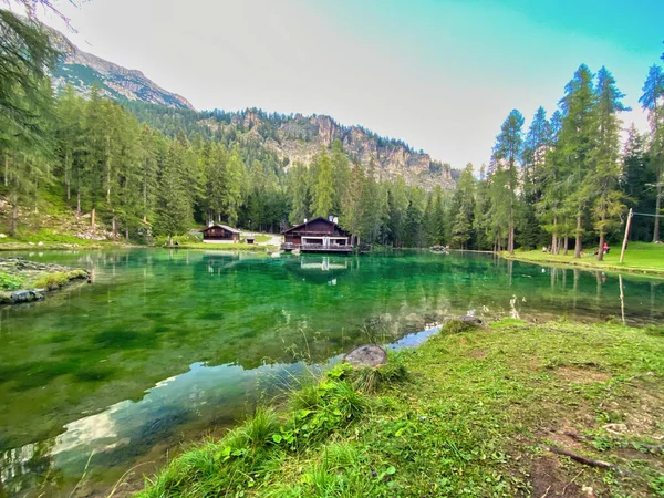 Hermosa Cabaña Lago Montaña Rodeado Árboles Forestales —  Fotos de Stock