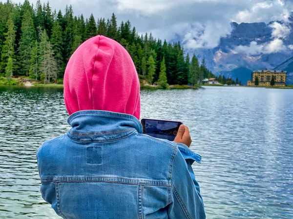 Vista Trasera Una Mujer Fotografiando Lago Montaña — Foto de Stock