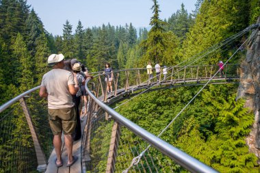 VANCOUVER, CANADA - 11 Ağustos 2017: Capilano Askı Köprüsü muhteşem bir turistik ilgi odağı.