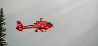 Kırmızı Helikopter, dağ senaryosunda yaralı bir kişiyi kurtarıyor..