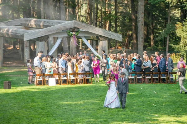 2017年8月11日 身份不明的夫妇在一个城市公园举行婚礼 — 图库照片