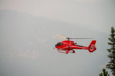 Whistler, Kanada - 12 Ağustos 2017: Helikopter dağ senaryosunda yaralı bir kişiyi kurtardı.